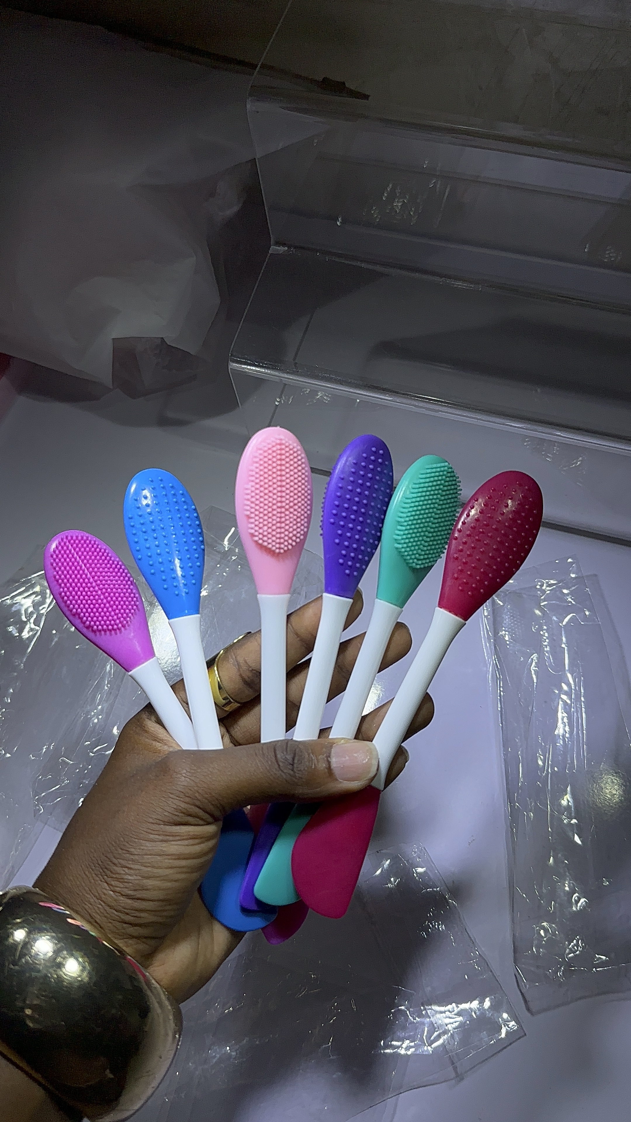 Mask applyer+facial scrubber